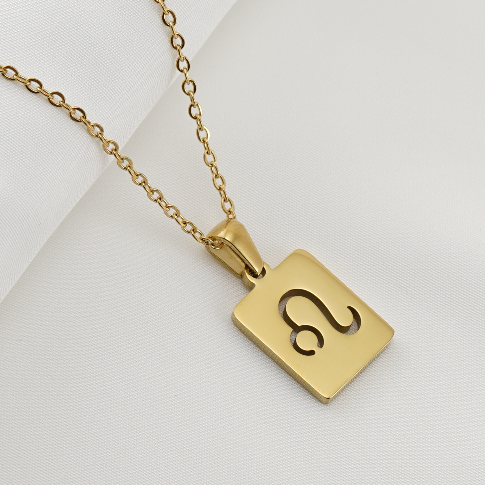 05 Lejonets stjärntecken som ett halsband i guld