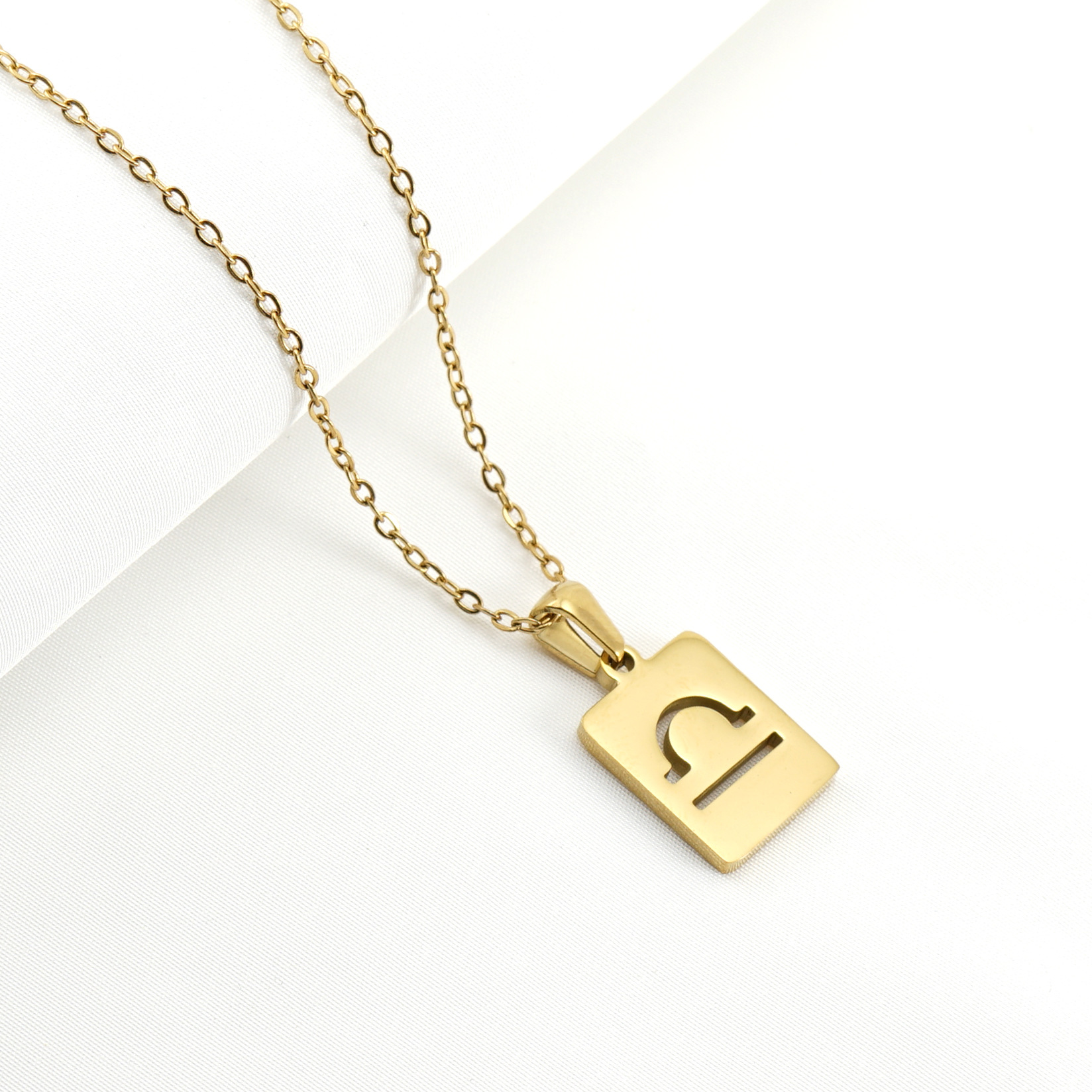 stjärntecken som ett halsband i guld