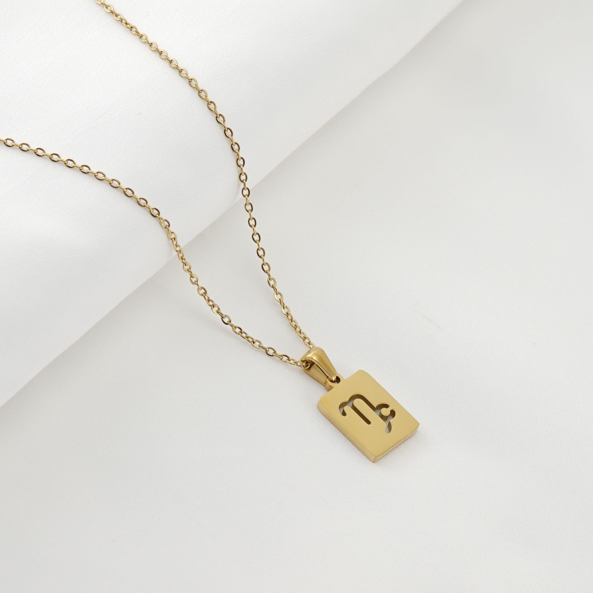 10 Stenbockens stjärntecken som ett halsband i guld